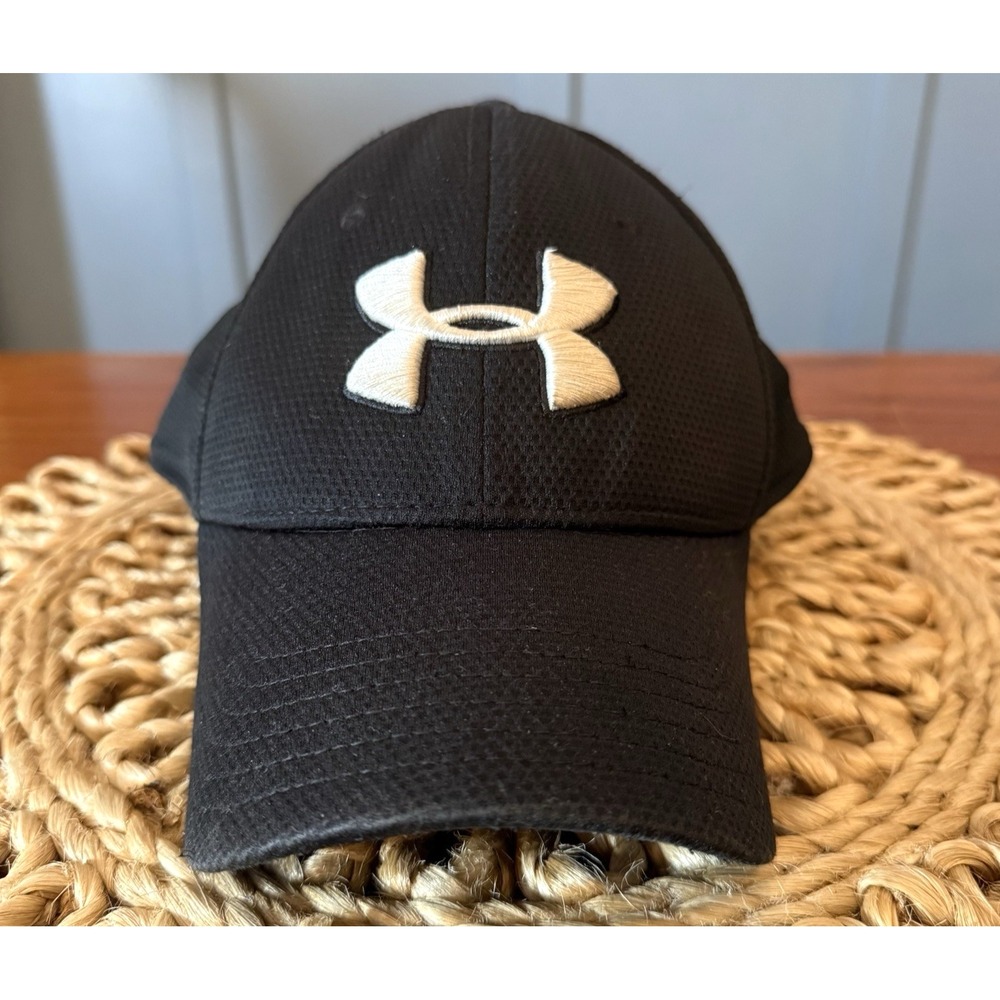 Under Armour Size MD/LG Black Fitted Hat/Cap w/‎ White Front Logo Stretch